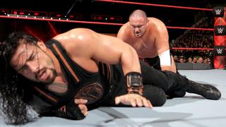 WWE: Roman Reings lesionado tras ataque de Samoa Joe en Raw (VIDEO)