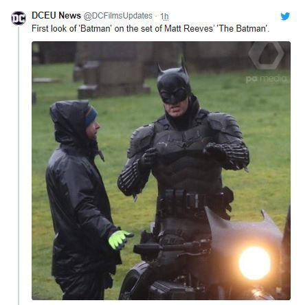 The Batman: revelado el traje completo de Robert Pattinson y su batmoto en foto del rodaje. (Foto: Twitter)