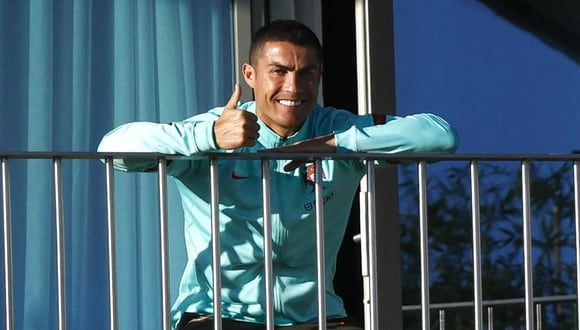Cristiano Ronaldo se mostró en la terraza de la concentración tranquilo y sereno tras dar positivo por coronavirus y ser asintomático. (EFE)