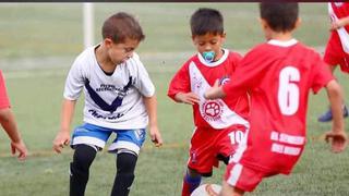 Niño de 6 años juega al fútbol con un chupón y su historia se vuelve viral en las redes sociales