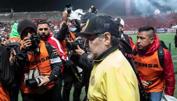 El estratega argentino Diego Maradona fue sancionado por "incitar al público" contra la terna arbitral al finalizar el cotejo entre Dorados de Sinaloa ante Mineros de Zacatecas en el Ascenso mexicano. (Foto: AFP)