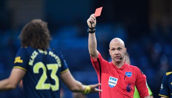 David Luiz vio la tarjeta roja ante el Manchester City. (Foto: AFP)