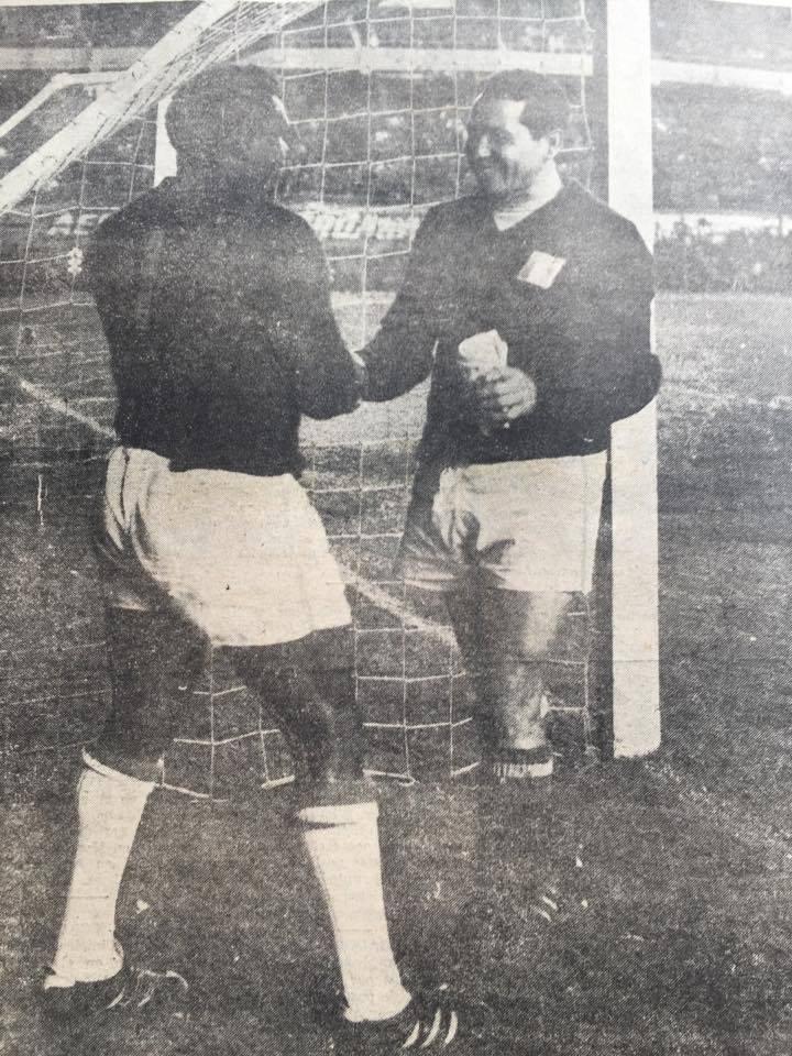Preciso instante del cambio de arqueros, 'Perico' León ingresa por un sorprendido y sonriente Luis Rubiños. (Foto: Archivo El Comercio)