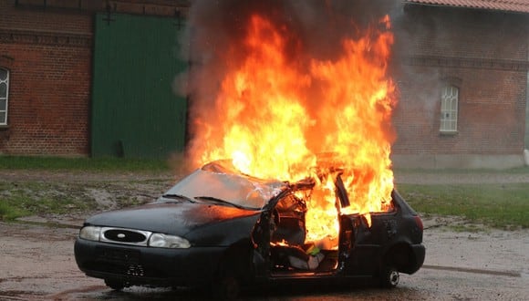 Dos valerosos transeúntes evitaron que un automovilista muriera consumido por el fuego que envolvía su vehículo mientras el resto se quedó cruzado de brazos. (Foto: Pixabay/Referencial)
