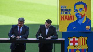 Ante casi 10 mil hinchas: Xavi firmó contrato con el Barça en la cancha del Camp Nou [VIDEO]