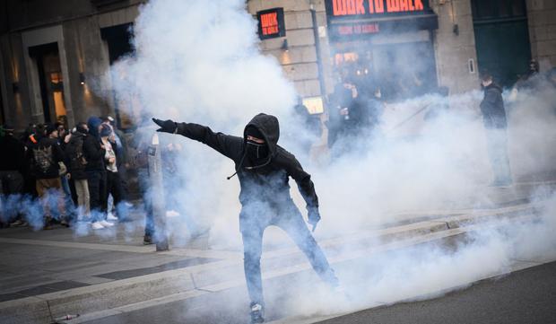 Los protestantes chocan con la policía durante una manifestación en Nantes, en el oeste de Francia, el 18 de marzo de 2023 (Foto: Loic Venance / AFP)