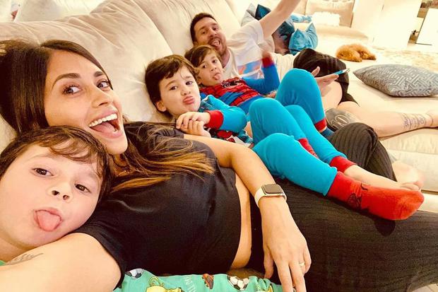Lionel Messi, Antonela Roccuzzo y sus tres hijos, Mateo, Thiago y Ciro (Foto: Antonela Roccuzzo / Instagram)