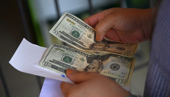 El índice dólar ha ganado alrededor de un 2,4% en lo que va del año, informó la agencia Reuters. (Foto: AFP)