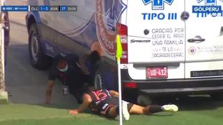 ¡Insólito! Recogebolas y futbolista de Ayacucho FC se tiraron bajo una ambulancia para recuperar la pelota [VIDEO]