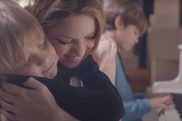 The singer hugs her son Sasha in the video clip for "Acrostic" (Photo: Shakira / YouTube)