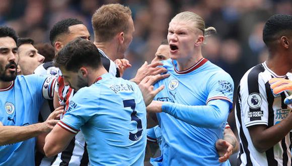 Erling Haaland se molestó con Burn en el Manchester City vs. Newcastle. (Foto: Getty Images)
