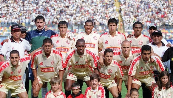 Universitario: Ibáñez con el equipo que alcanzó los 100 puntos en la temporada 2000.