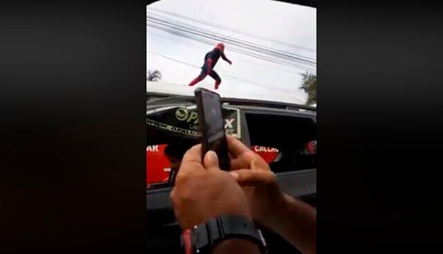 Una persona se disfrazó de 'Spider-Man' y comenzó a saltar encima de los carros en la avenida La Marina. | Facebook