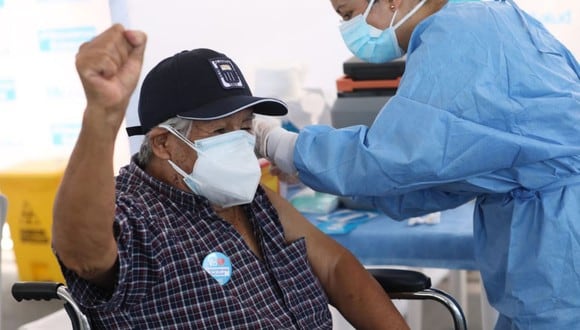 Desde el pasado lunes 8 de marzo se viene realizando la vacunación contra el COVID-19 a adultos mayores asegurados de EsSalud (Foto: Andina)