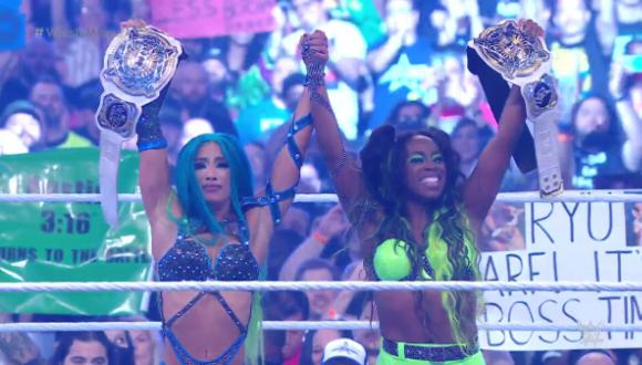 Banks y Naomi celebran su victoria en ‘La Vitrina de los Inmortales’. (Imagen: WWE)