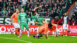 Claudio Pizarro fue titular y generó un penal para Werder Bremen en Bundesliga