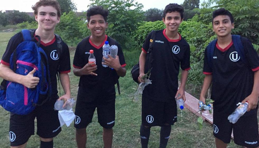 Los jóvenes jugadores de la 'U' apoyaron con la limpieza en la VIDU. (@Universitario)