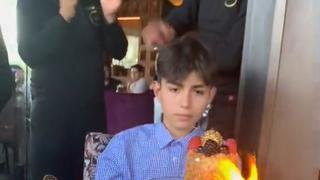 Joven se vuelve tendencia por reacción indiferente a celebración de su cumpleaños [VIDEO]