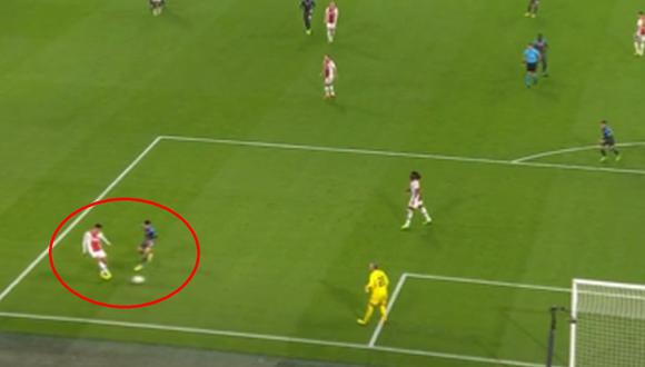 Terrible error de Edson Álvarez para otro gol del Napoli contra Ajax (Foto: ESPN).