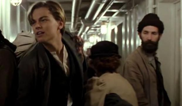 James Cameron en una escena junto a Leonardo Di Caprio, en su papel de Jack, buscando su habitación en tercera clase en el Titanic (Foto: 20th Century Fox)