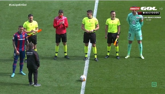 Un niño ucraniano hizo el saque de honor en el partido entre Levante y Espanyol. (GOL)