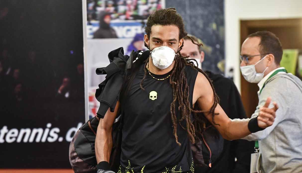 Dustin Brown llegó a la cancha con mascarilla, pero se la quitó para jugar el partido. (Foto: AP)