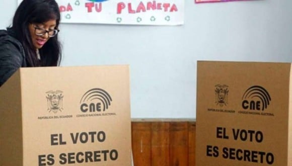 Los miembros de mesas deberán armar las urnas, revisar el material e instalarse para recibir a los votantes el día de las elecciones generales de Ecuador (Foto: CNE)