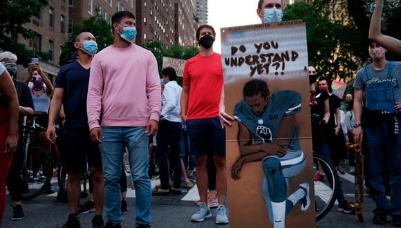 Un grupo de personas protestando contra el racismo en Estados Unidos. (Foto: AFP)
