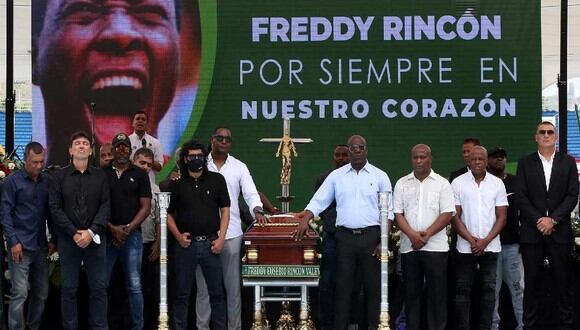 Exjugadores de la Selección Colombia se hicieron presentes en el velatorio de Freddy Rincón. (Foto: AFP)