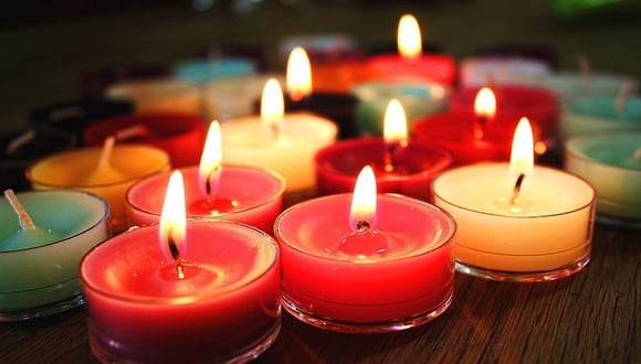 Una de las cábalas de Año Nuevo para recibir bien 2022 es prender velas de colores (Foto: Pixabay)