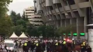 Real Madrid: policía contiene a los hinchas de Legia cerca del Bernabéu
