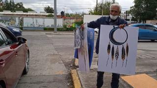 Conoce a don Mario Arnulfo, el abuelito que sale todos los días a las calles a vender las pinturas de sus nietas huérfanas