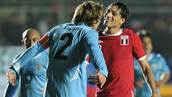 Diego Lugano y una de las tantas veces que enfrentó a Paolo Guerrero en una Copa América. (Foto: Agencias)