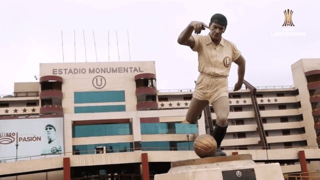 Estatua de Teodoro 'Lolo' Fernández en el Estadio Monumental de Universitario de Deportes.