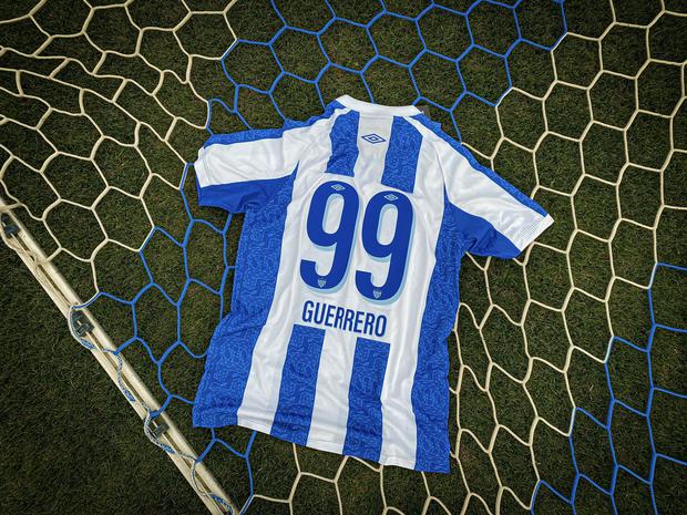 La camiseta con el dorsal que usará Paolo Guerrero en Avaí. (Foto: Avaí FC)