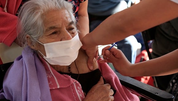 Vacuna COVID-19 hoy: cómo registrarte y dónde vacunarte en México si eres adulto mayor (Foto: Getty Images).