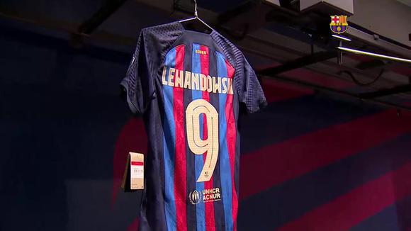 El Barcelona empieza a estampar el dorsal de Lewandowski para la venta de camisetas en la tienda oficial del Camp Nou. (Video: FC Barcelona)