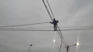 ¡Locura total! Ladrón se ’disfrazó' de equilibrista y trepó 10 metros para robar cables [VIDEO]