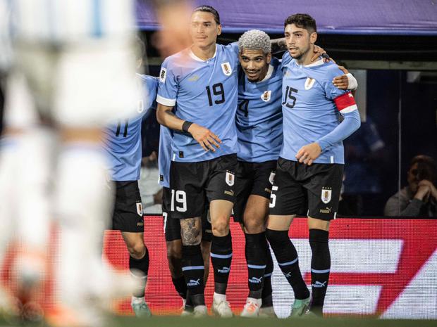 Ronald Araújo (centro) de Uruguay celebra su gol hoy ante Argentina en partido válido por las Eliminatorias Sudamericanas para la Copa Mundial de Fútbol 2026 disputado en el estadio La Bombonera en Buenos Aires. | Crédito: @Uruguay / Twitter