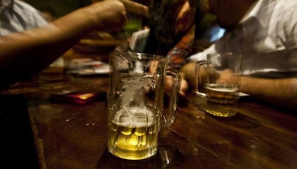 En el Perú se consume 1.8 litros de alcohol ilegal por persona