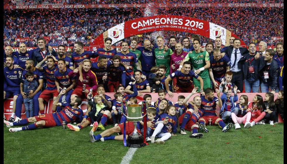 Barcelona celebra su título 28 de Copa del Rey en el Vicente Calderón. (AFP / AP / Reuters)