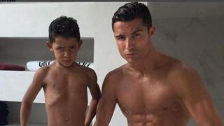 Cristiano Ronaldo subió imagen con sus hijos y es viral por sus músculos en los muslos [FOTO]