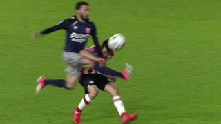 Hirving 'Chucky' Lozano golpeado violentamente, sin anotar, pero ganador con el PSV