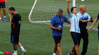 Sueño cumplido: hincha invadió cancha para abrazar a Messi, lo detuvieron y lo celebró como un gol [VIDEO]