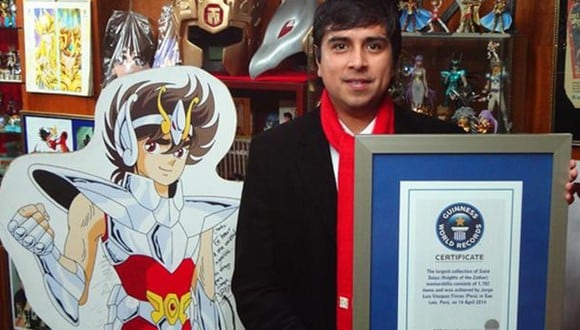 Jorge Luis Vásquez Flores, coleccionista de Saint Seiya con el diploma del Récord Guinness  (rincondeperopero)
