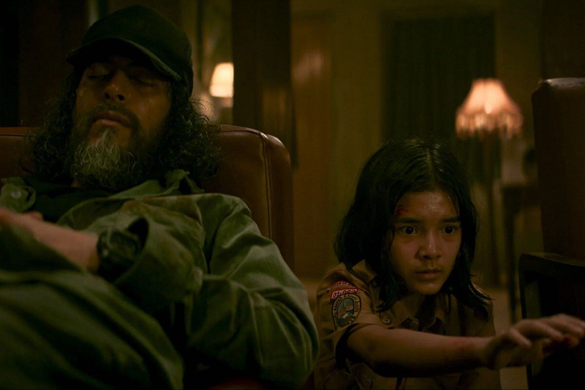 Alana (Anantya Kirana) trata de agarrar las llaves de Jack (Alex Abbad) en la película indonesia de terror "Monster" (Foto: Netflix)
