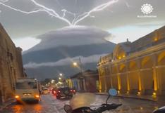 El aterrador momento de un volcán en Guatemala expulsando rayos desde su cráter