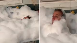 Padre se queda dormido en una bañera y despierta rodeado de espuma