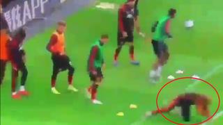 Que no le pase con Liverpool: Ashley Young sufrió divertido resbalón en entrenamiento del United [VIDEO]