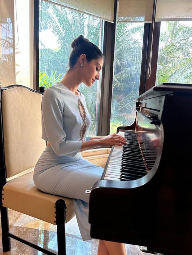 La Miss Mundo España, Paula Pérez, avanza en la prueba de talentos. Toca el piano, la guitarra, canta y compone (Foto: Paula Pérez/Instagram)